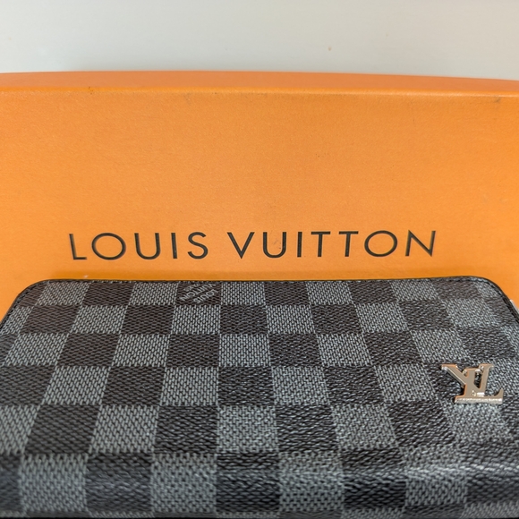 Louis Vuitton Damier Graphite Wallet with Silver Accents - Picture 12 of 12